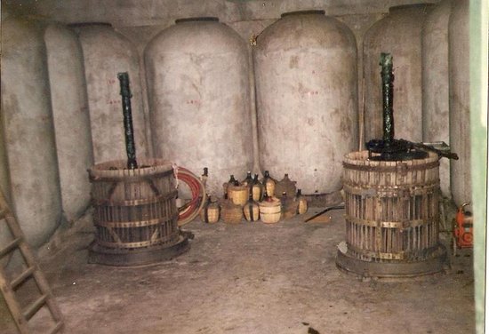 Presa de vino antigua para elaboración artesanal